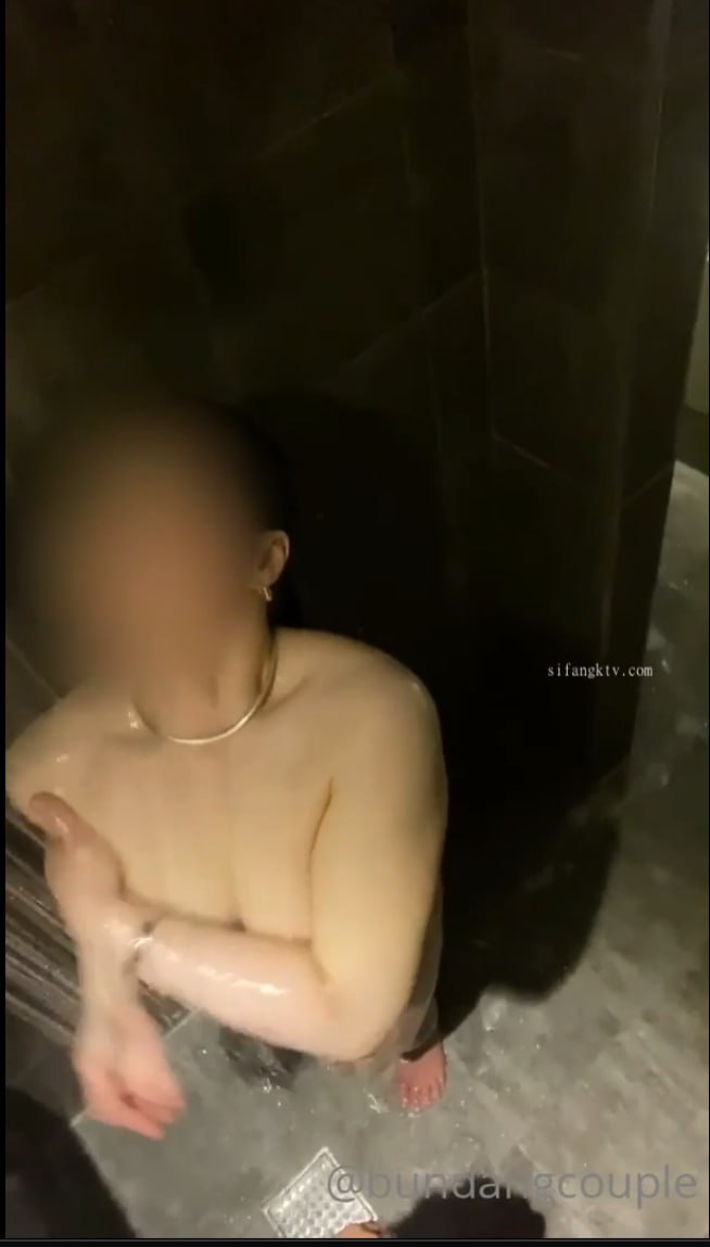 白虎粉嫩美女情趣内衣自慰直播，还用假阳具插穴自慰直播到高潮娇喘淫水四溢